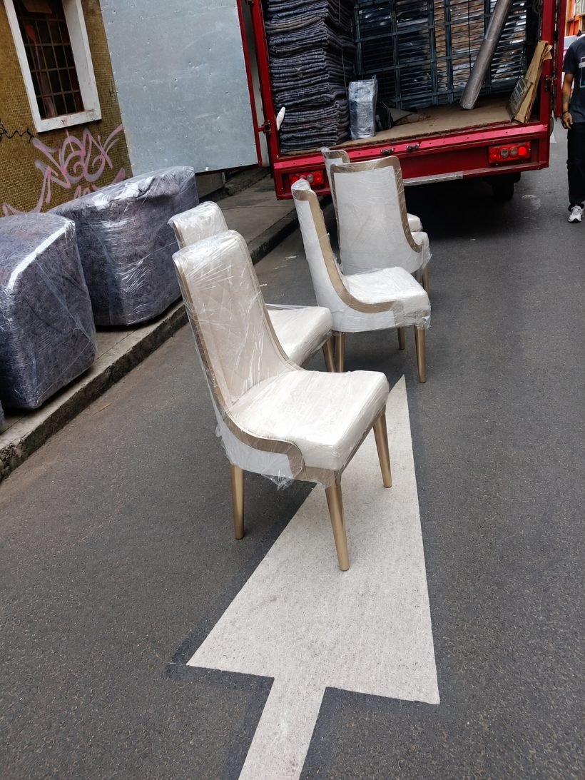 Mudanzas corporativas en Bogotá: muebles y sillas de oficina listos para cargar
